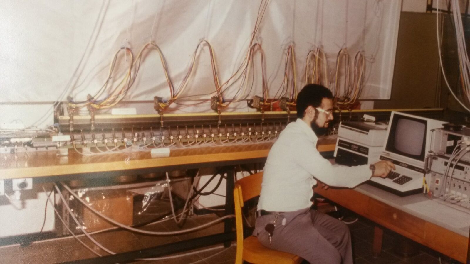 Wahhoud bei der Forschung an einer experimentellen Webmaschine — Aachen, frühe 1980er Jahre.