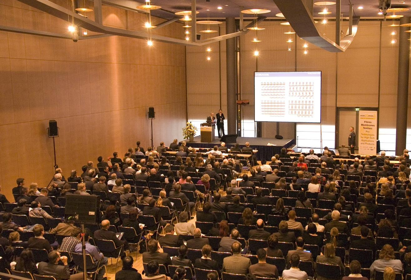 Dr. Wahhoud bei der internationalen Vorstellung der Open Reed Weave (ORW) Technologie — als Hauptredner der internationalen Fachkonferenz „Fibres, Membranes, Textiles: Key Technologies for High-Tech Applications and Products“ in Dresden, vor über 250 Fachleuten.