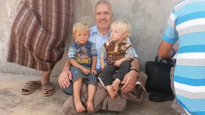 Adnan mit Kindern