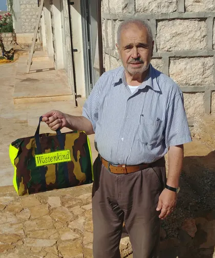 Adnan mit Schultasche