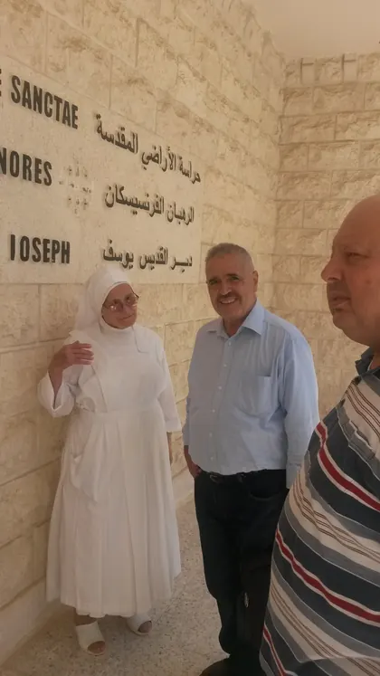 Adnan mit Schwester Nonne