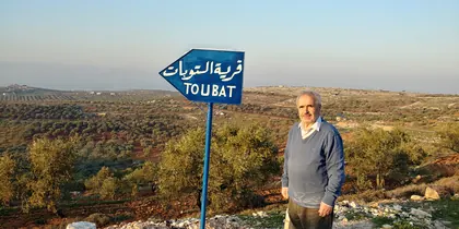 Adnan mit Toubat Schild