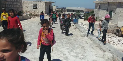 Kinder auf dem Schulweg