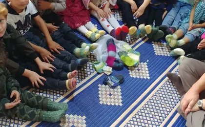 Kinder mit warmen Socken