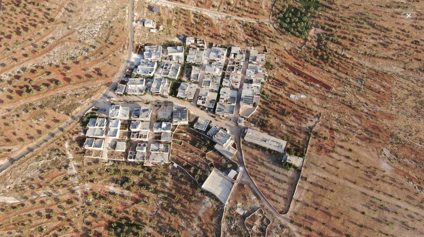 Die Wohnsiedlung Toubat aus der Luft — das „Dach über dem Kopf“-Projekt für 125 Familien mit Medical Point, Schule, Kindergarten und Wasserbrunnen.